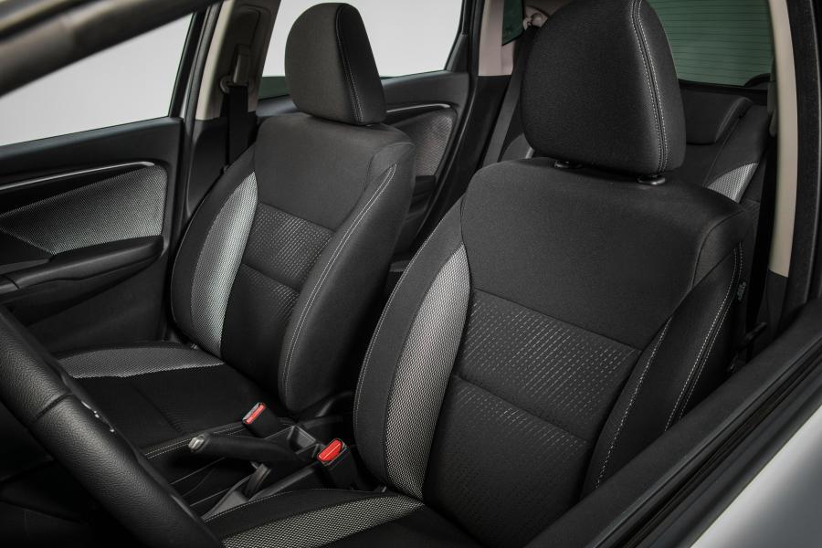 Интерьер Honda WR-V 2017 года  (фото 18 из 35)